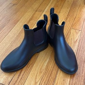 Size 7 Women’s Rubber Chelsea Boots